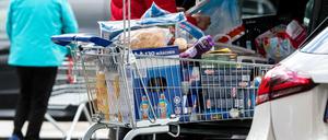Viele decken sich wegen des Coronavirus mit Lebensmitteln ein.
