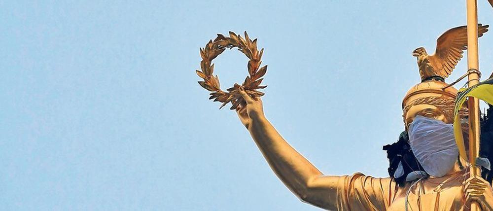 Das Gute kann siegen. Die Berliner „Goldelse“ bei einer Greenpeace-Aktion gegen Umweltverschmutzung 2017