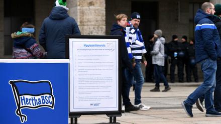 Die Profis von Hertha BSC sollen unnötige Risiken meiden und in der trainingsfreien Zeit nicht durch die Weltgeschichte fliegen.