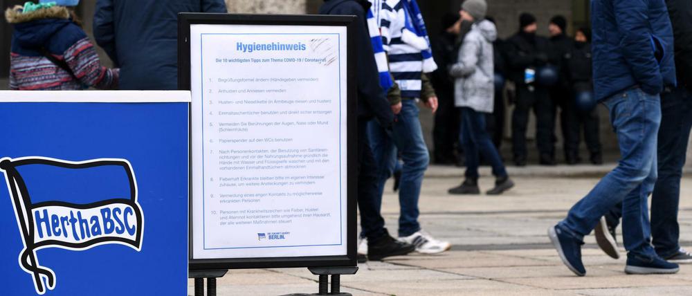 Die Profis von Hertha BSC sollen unnötige Risiken meiden und in der trainingsfreien Zeit nicht durch die Weltgeschichte fliegen.