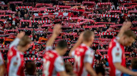 Tschüss erstmal. Fans und Spieler des 1. FC Union werden sich vermutlich nicht so schnell wiedersehen.