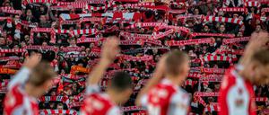 Tschüss erstmal. Fans und Spieler des 1. FC Union werden sich vermutlich nicht so schnell wiedersehen.
