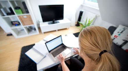 Im eigenen Heim sollte man private Dinge vom Arbeitsplatz verbannen, raten Experten: Die Konzentration fällt dann leichter.
