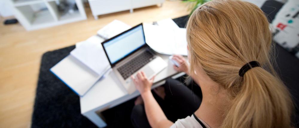 Im eigenen Heim sollte man private Dinge vom Arbeitsplatz verbannen, raten Experten: Die Konzentration fällt dann leichter.