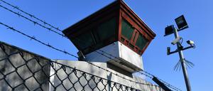 Die Außenmauer der Justizvollzugsanstalt Tegel.