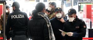 Polizei kontrolliert vor den Gleisen am Mailänder Hauptbahnhof die Reisegründe der Fahrgäste.