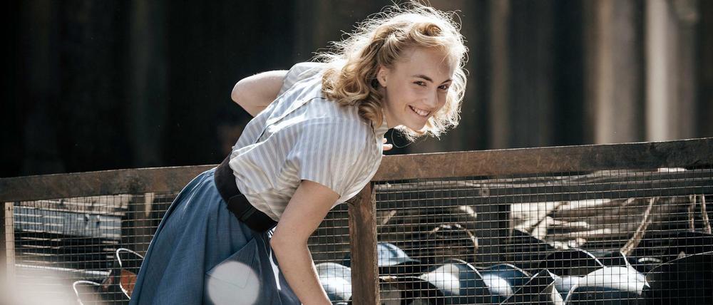 "Unsere wunderbaren Jahre Teil 1", am Mittwoch im Ersten: Ulla Wolf (Elisa Schlott) steht lachend vor der Stahlhelmlieferung. 