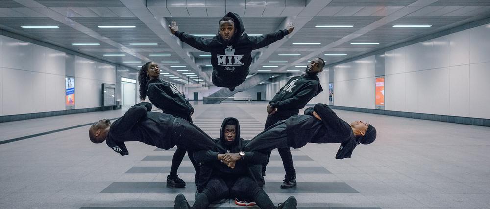 Tänzer Prince Ofori mit seinen Brüdern, der MIK-Family.