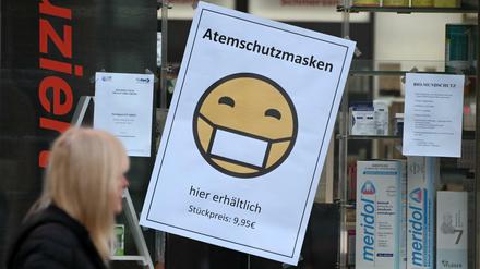 Eine Apotheke in Kassel wirbt im Schaufenster für Atemschutzmasken zu einem Preis von 9,95 Euro das Stück.