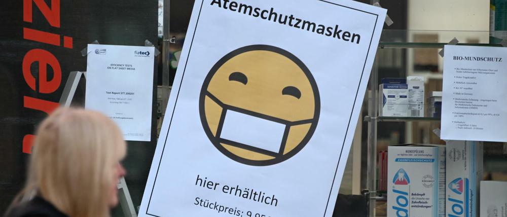 Eine Apotheke in Kassel wirbt im Schaufenster für Atemschutzmasken zu einem Preis von 9,95 Euro das Stück.