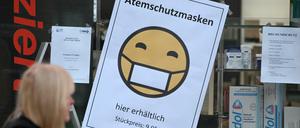 Eine Apotheke in Kassel wirbt im Schaufenster für Atemschutzmasken zu einem Preis von 9,95 Euro das Stück.