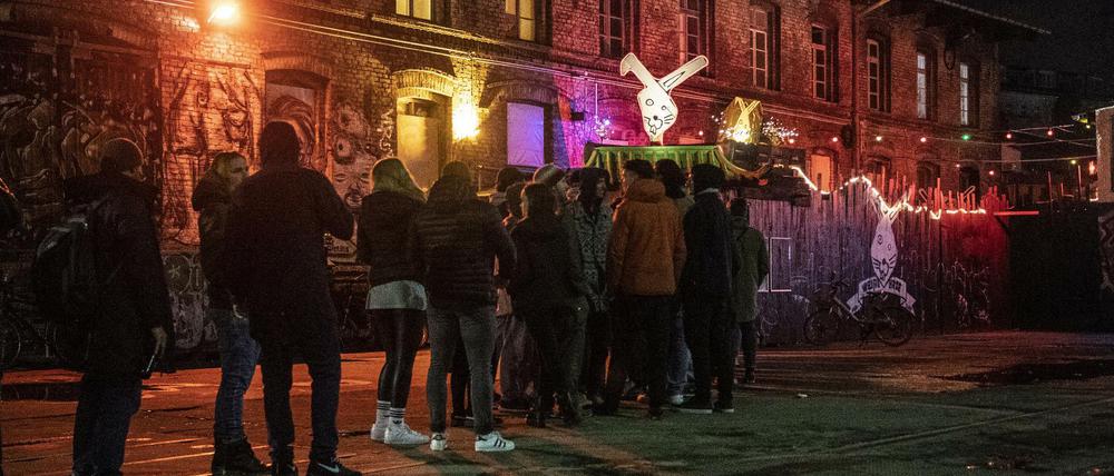 Seit dem 13. März müssen in Berlin Bars und Clubs, wie hier auf dem RAW-Gelände, geschlossen bleiben. Doch viele, gerade junge Leute, versammelten sich beim nächsten Späti, trotz der Gefahr, dadurch zum Überträger des Corona-Virus zu werden. 