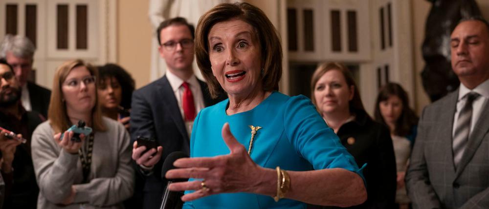 Unter der Führung von Nancy Pelosi haben sich die Demokraten im Repräsentantenhaus mit der Regierung auf ein Coronavirus-Hilfspaket geeinigt.