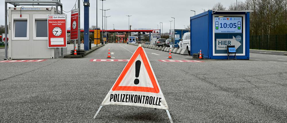 Ein Schild "Polizeikontrolle" steht an der Einfahrt zur Verladestation nach Sylt. Der Zugang zu den Inseln ist wegen der Verbreitung des Coronavirus nur noch Einwohnern und Berufspendlern gestattet.