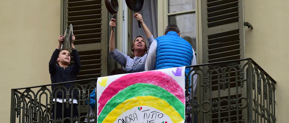 Alles wird gut: Der Hashtag ist omnipräsent in Italien, wo die Menschen auf die Balkone kommen, um der Einsamkeit mit Flashmobs zu trotzen.