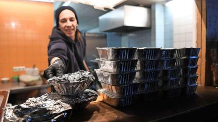 Kochen - und schließen. Vor der Corona bedingten Schließung wurden im thailändischen Restaurant "Khwan" in Friedrichshain noch die übrigen frischen Lebensmittel zubereitet und als Take-away herausgegeben.
