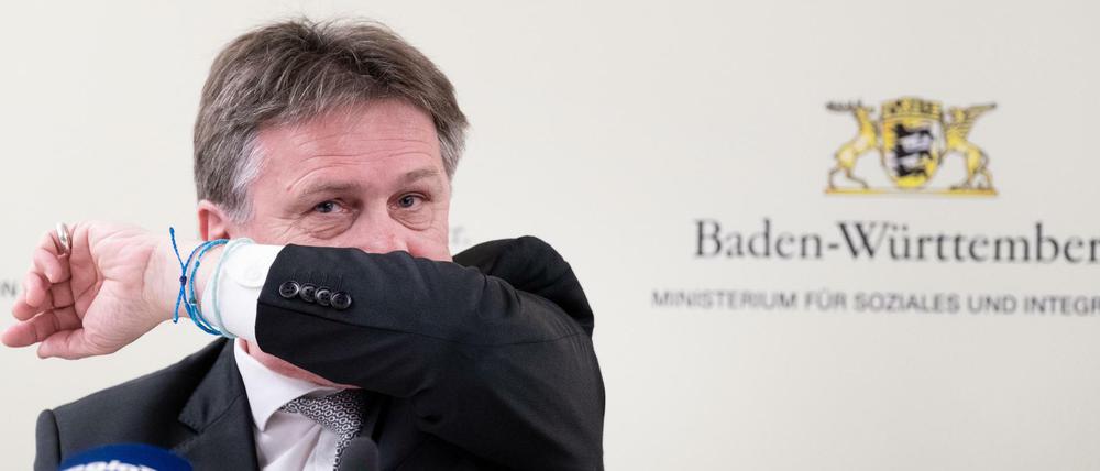 Ist Niesen - in die Armbeuge, wie es Baden-Württembergs Sozialminister Manfred Lucha (Bündnis 90 / Die Grünen) demonstriert - schon ein Symptom für Covid-19 oder braucht es auch Fieber und Husten, bis man den Arzt konsultieren sollte?