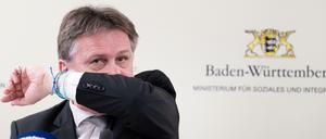 Ist Niesen - in die Armbeuge, wie es Baden-Württembergs Sozialminister Manfred Lucha (Bündnis 90 / Die Grünen) demonstriert - schon ein Symptom für Covid-19 oder braucht es auch Fieber und Husten, bis man den Arzt konsultieren sollte?