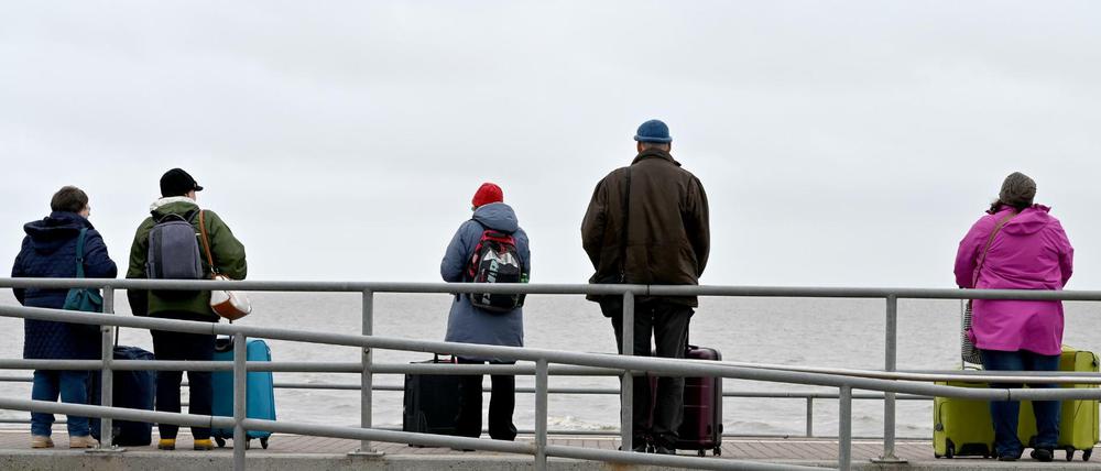 Norddeutsche Tristesse. Urlauber auf Heimweg.