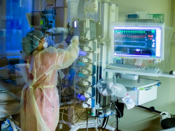 Die aufwendigste aller Behandlungen: eine Pflegerin auf der Intensivstation des Gemeinschaftskrankenhauses Havelhöhe.