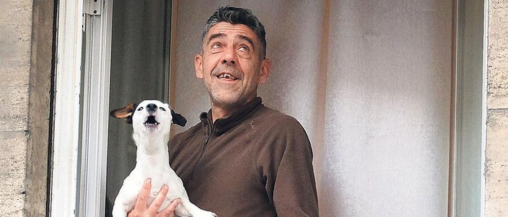 Ein Mann und sein Hund in Rom sind an ihrem Fenster Teil eines Flashmobs gegen die Einsamkeit in den Zeiten von Corona.