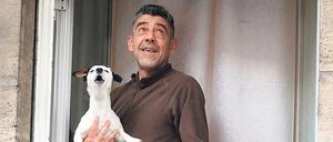 Ein Mann und sein Hund in Rom sind an ihrem Fenster Teil eines Flashmobs gegen die Einsamkeit in den Zeiten von Corona. 