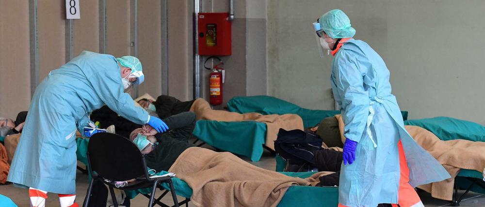 Auch in Brescia müssen Italiens Ärzte und Pfleger mittlerweile improvisieren, um die Flut von Erkrankten behandeln zu können.
