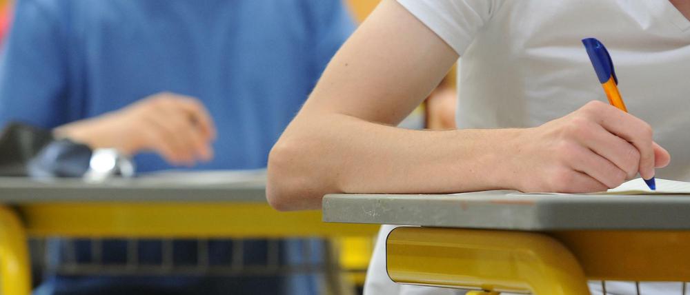 Der übliche Prüfungsabstand reicht nicht angesichts der Infektionsgefahr.