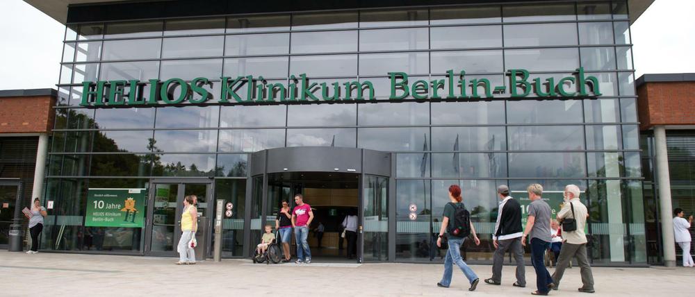 Der Haupteingang des Helios-Klinikums Berlin-Buch. Ärzte dort sind wegen der Coronakrise verunsichert.