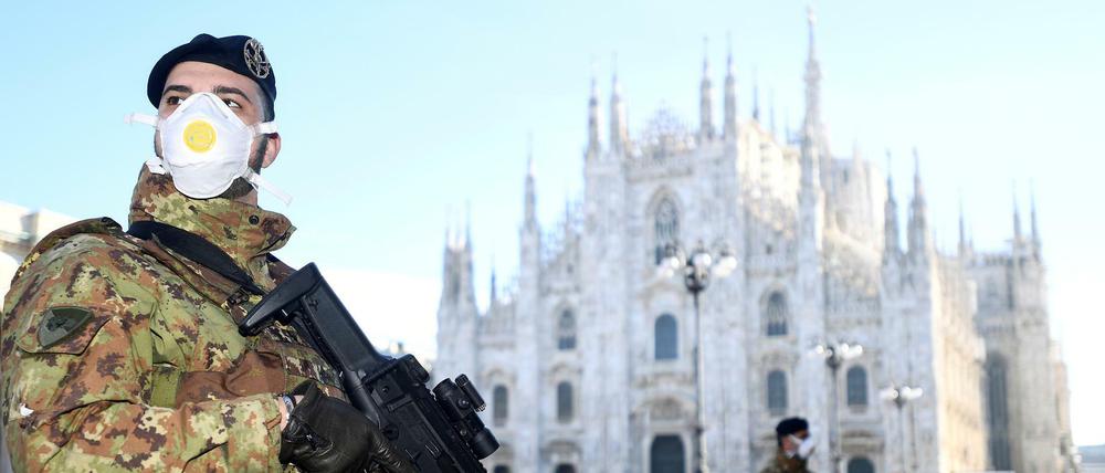 Militär vor dem Mailänder Dom.