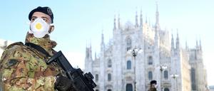 Militär vor dem Mailänder Dom.