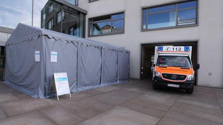 Das Alexianer St. Josefs- Krankenhaus mit einem Notfallzelt davor