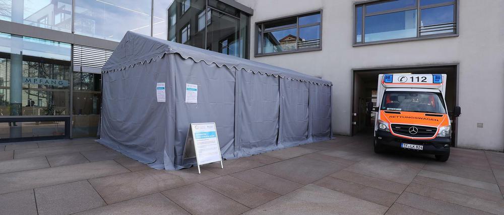 Das Alexianer St. Josefs- Krankenhaus mit einem Notfallzelt davor