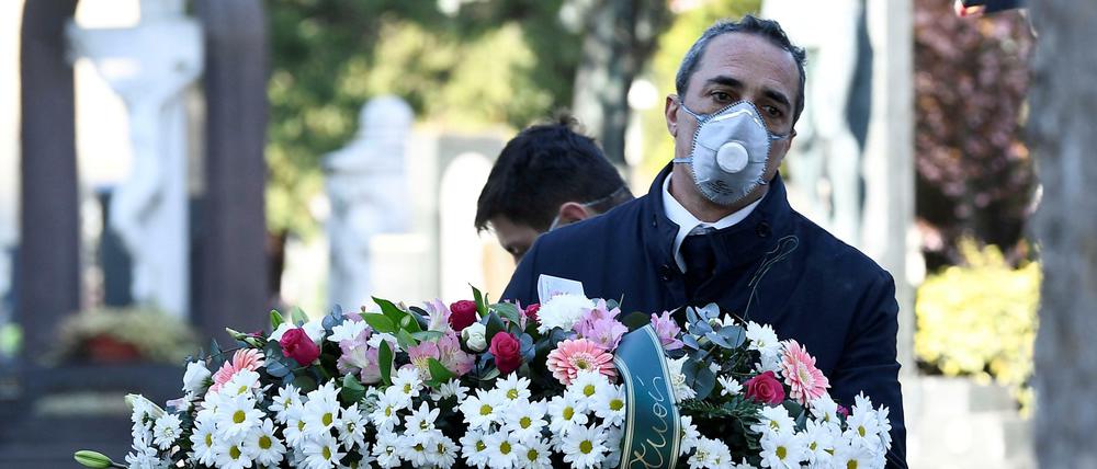 Bestatter auf einem Friedhof der massiv betroffenen Stadt Bergamo in der Lombardei.