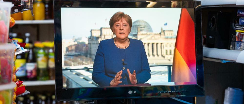 Die Bundeskanzlerin spricht über die Coronavirus-Pandemie. Um die Ausbreitung des Coronavirus zu verlangsamen, hat die Bundesregierung das öffentliche Leben erheblich eingeschränkt.