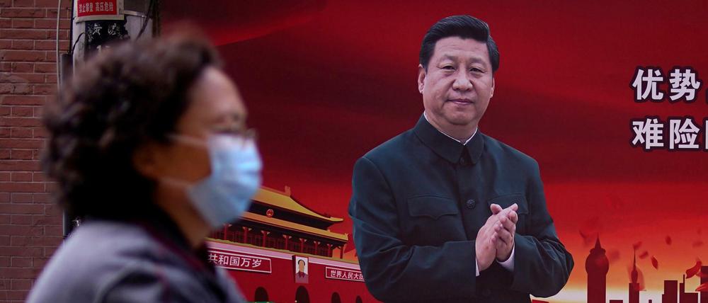 Ein Plakat des chinesischen Präsidenten Xi Jinping hängt in den Straßen von Shanghai. 