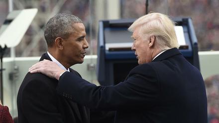 Donald Trump (r), Präsident der USA, und sein Amtsvorgänger Barack Obama begrüßen sich zu Trumps Amtseinführung im Kapitol.