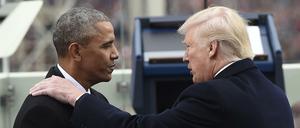Donald Trump (r), Präsident der USA, und sein Amtsvorgänger Barack Obama begrüßen sich zu Trumps Amtseinführung im Kapitol.