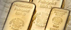 Händler verkaufen Gold in Barren oder Münzen. Eine Münze zu 31,1 Gramm (Feinunze) kostet derzeit umgerechnet rund 1360 Euro. Mitunter fallen beim Kauf Gebühren an.