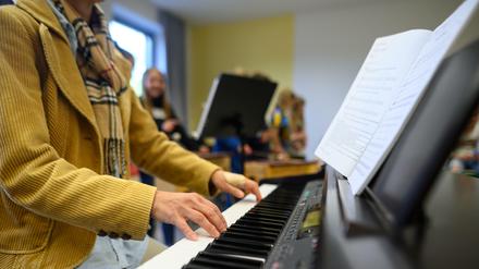 Mehr Zeit für das Gemeinsame. Lehrerin am Klavier.