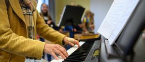 Mehr Zeit für das Gemeinsame. Lehrerin am Klavier.
