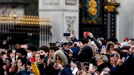 Alles wie immer. Vor dem Buckingham Palace tummeln sich am Sonntag die Touristen. 