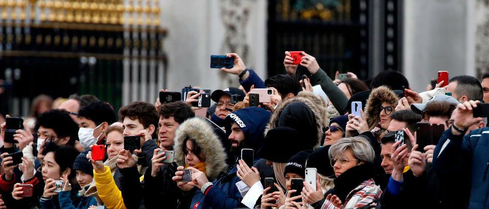 Alles wie immer. Vor dem Buckingham Palace tummeln sich am Sonntag die Touristen.