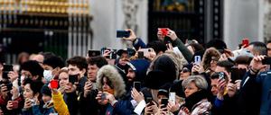 Alles wie immer. Vor dem Buckingham Palace tummeln sich am Sonntag die Touristen.