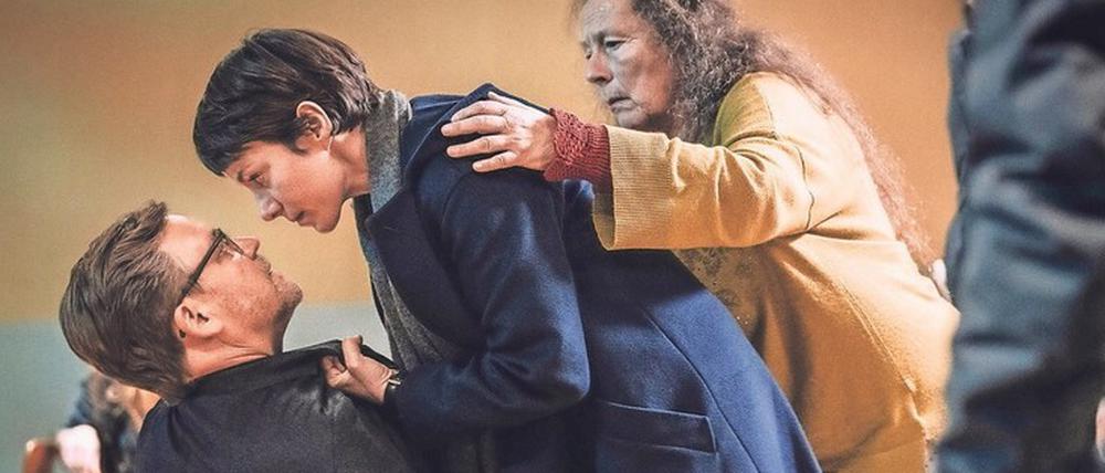 Wer gewinnt? Karla Eckhardt (Julia Koschitz) verliert vor Carsten Spanger (Justus von Dohnányi, l.) die Fassung, weil er sie in die Irre geführt hat. 