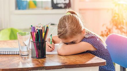 Solange die Schulen wegen des Coronavirus geschlossen sind, sollen Schülerinnen und Schüler zu Hause lernen. Das stellt auch Eltern vor Herausforderungen. 
