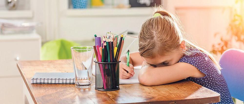 Solange die Schulen wegen des Coronavirus geschlossen sind, sollen Schülerinnen und Schüler zu Hause lernen. Das stellt auch Eltern vor Herausforderungen. 