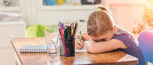 Solange die Schulen wegen des Coronavirus geschlossen sind, sollen Schülerinnen und Schüler zu Hause lernen. Das stellt auch Eltern vor Herausforderungen. 