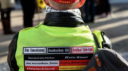 Ein Reichsbürger bei einer Demonstration in Berlin 
