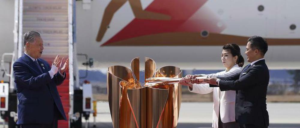 Das olympische Feuer ist schon mal in Japan, ob auch noch Athleten kommen, bleibt fraglich.